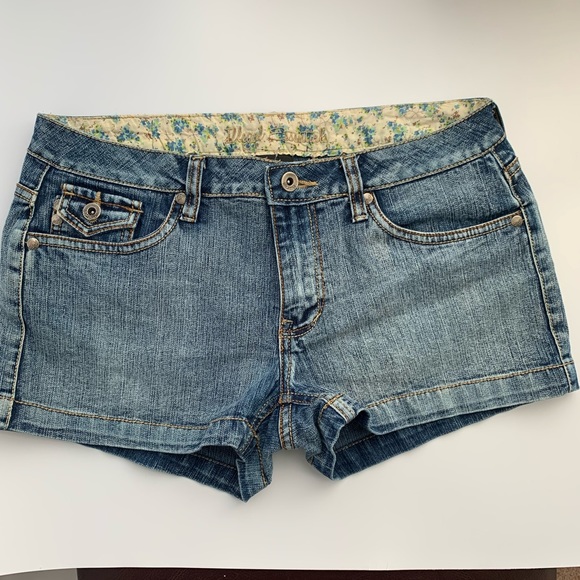 Illegal Jeans denim jean shorts size 7 - Picture 2 of 9